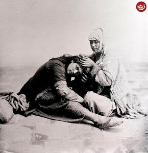عکس/ چهره مخوف زن کولی در حال گرفتن شپش سر دختر جوان در دوران قاجار | اقتصاد24