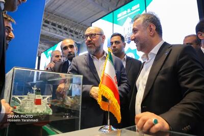 رئیس بنیاد مستضعفان از نمایشگاه نفت بازدید کرد