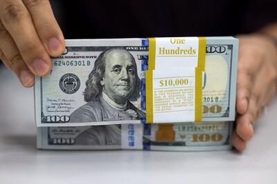 وضعیت قیمت دلار فردا دوشنبه ۲۲ اردیبهشت؛ منتظر سقوط نرخ ارز باشیم؟