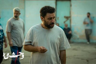 واکنش کاربران به نمایش اندام نیمه‌ برهنه جواد عزتی در سریال وحشی