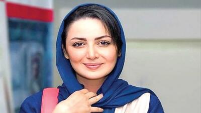 تصویر روز | شیلا خداداد با مدل مانتوی عبایی شیک و سنگ دوزی شده اش در رونمایی از کتاب جدیدش | گلی شی