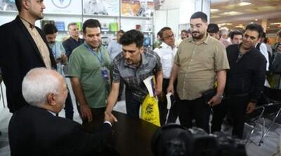 تصویری جالب از استقبال از ظریف در نمایشگاه کتاب - مردم سالاری آنلاین