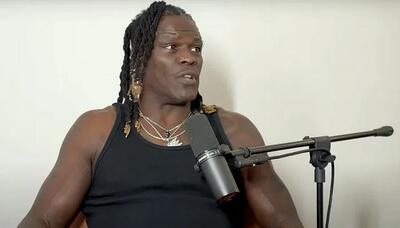اخبار WWE | تنبیه عجیب وینس مکمن برای آر-تروث؛ سیگار کشیدن جلوی دوربین! - پارس فوتبال