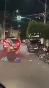 فیلم / بی‌خیالی راننده بعد از افتادن سرنشین از پشت وانت