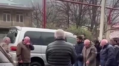 فیلم جگرسوز از زانو زدن ملتمسانه خانواده قاتل در برابر خانواده مقتول ! / بازتاب جهانی داشت