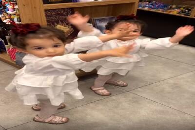 آواز شاد؛ تو مغازه آهنگ گذاشتن دوقلوها یهو از خود بیخود شدن جوری رقصیدن مشتریا قفلیدن