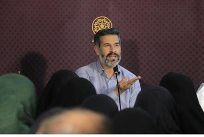 حجاب را به جای فرهنگ به سیاست محول می‌کنیم