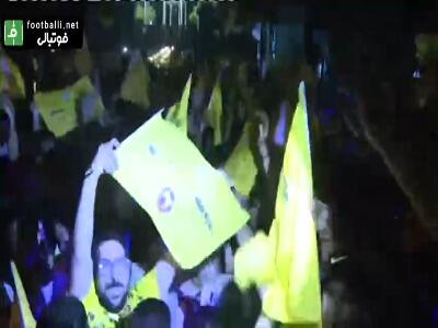 پرچم‌های  خلیج فارس  در دستان هواداران شیرازی در جشن قهرمانی فجرسپاسی