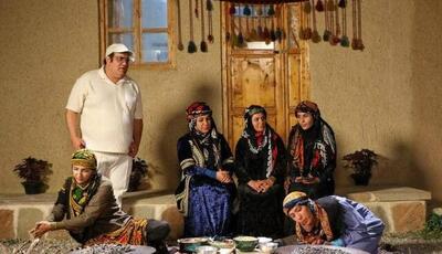 میرطاهر مظلومی و گیتی قاسمی مجری یک مسابقه تلویزیونی  