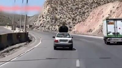 تصاویری عجیب و خطرناک از تمرین بدلکاری یک زن روی سقف پراید! | خودرو توقیف شد