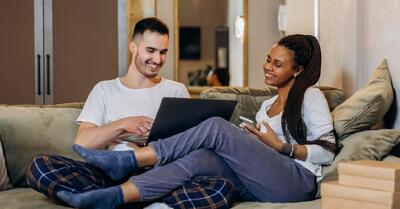 آیا باید و شریک زندگی من رمزهای عبور و مکان های خود را به اشتراک بگذاریم؟