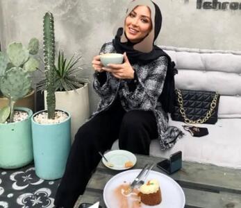 مینا مختاری و لحظه‌ای آرام در میان برگ‌های سبز کافه مورد علاقه/ عکس