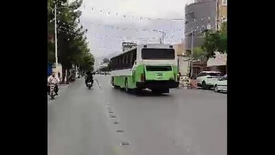 پسر بچه بازیگوش اتوبوسی را در کرمان دزدید و با چندین ماشین برخورد کرد (فیلم)