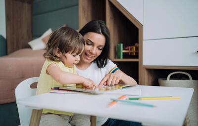 چرا استخدام پرستار کودک در منزل بهترین تصمیم برای والدین شاغل است؟