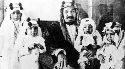 عکس/ قابی کمیاب از اولین پادشاه عربستان ۹۲ سال پیش در کنار پسرانش | اقتصاد24