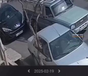 حرکت عجیب راننده وانت؛ کندن سپر و چراغ پژو ۲۰۷ در کنار خیابان