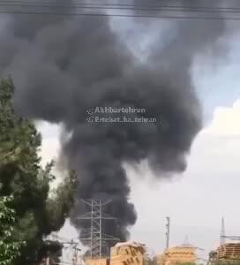 نمای دیگر از آتش سوزی در نزدیکی کارخانه ایران‌خودرو دیزل در جنوب تهران