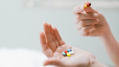 پوسته شدن لب‌ها نشانه کمبود این ویتامین است