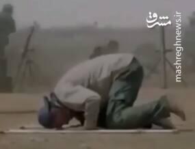 صحنه نمازخواندن یکی از فرماندهان حشدالشعبی در میدان نبرد با داعش