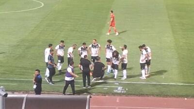 جلسه‌فوری اشکش با بازیکنان‌خود پس از دریافت گل‌دوم - پارس فوتبال
