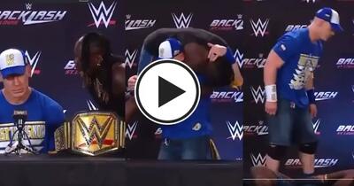 حمله جان سینا به آرتروث در نشست خبری پس از رویداد WWE بکلش 2025 - پارس فوتبال