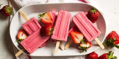 طرز تهیه خوشمزه ترین بستنی یخی توت فرنگی + فیلم