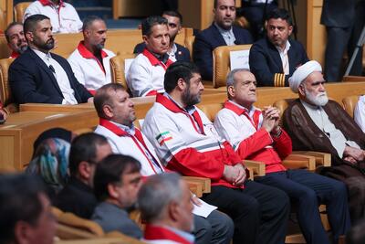 عکس | پزشکیان در پوشش امدادگران هلال احمر