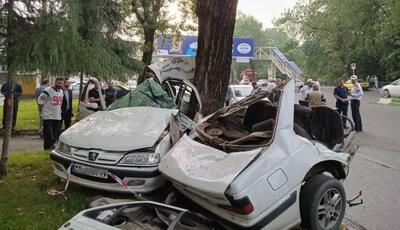 برخورد مرگبار پژو پارس با درخت؛ خودرو نصف شد