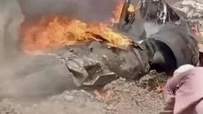 لحظه سقوط و آتش گرفتن یک جنگنده در پاکستان