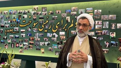 بازدید حجت‌الاسلام خسروپناه از غرفه “رئیسی عزیز ما”