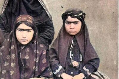 تصویری نادر از زن شپش‌گیر قاجاری؛ بازتابی از باورهای بهداشتی و اجتماعی آن دوران
