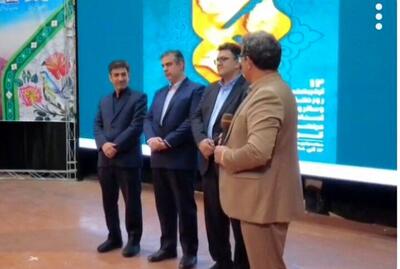 آقای استاندار به مادرش مدال هدیه داد