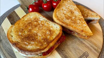 طرز تهیه نان تست با گوجه فرنگی و پنیر؛ اسنکی خوشمزه و سریع
