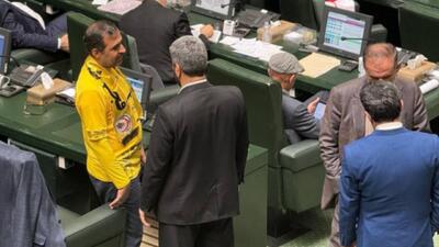 حسینی، نماینده شیراز، امروز با لباس فجر سپاسی به مجلس رفت