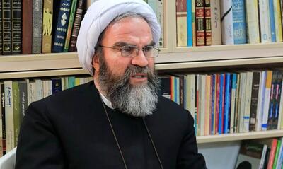 حوزه علمیه قم بیش از حد سیاسی شده است