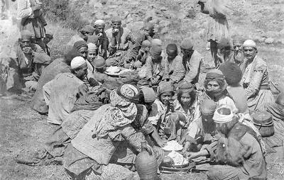 تصویری نادر از زن شپش‌گیر قاجاری
