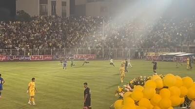 لحظات باورنکردنی ورود جیمی جامپ ها به زمین در بازی فجر و داماش