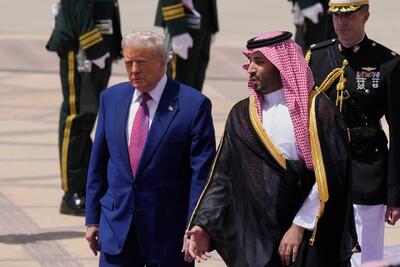 ترامپ تبدیل به بایدن شده است! ؛ این حرکت عجیب در عربستان را ببینید