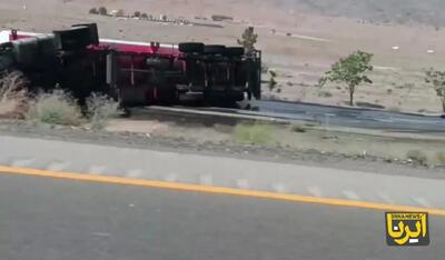 واژگونی تانکر سوخت محور بیرجند به زاهدان را مسدود کرد + فیلم