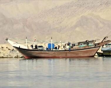 کشف سوخت قاچاق از سه لنج در آب‌های آبادان