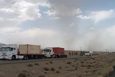 ترافیک کامیون‌ها در جاده بیرجند - زاهدان / بازگشایی جاده در دست اقدام است