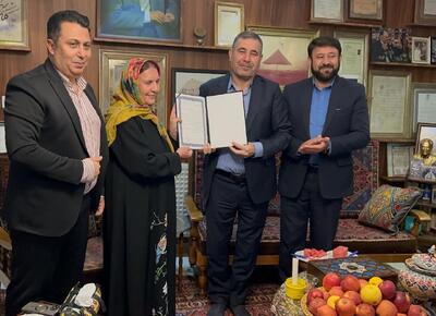 فیلم| تجلیل مشاور رئیس‌جمهور از معلم ایل