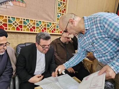 میز خدمت رئیس سازمان ثبت در مسجد امام رضا (ع) آمل برگزار شد/ اهدای ۱۵۰ سند روستایی به مالکان
