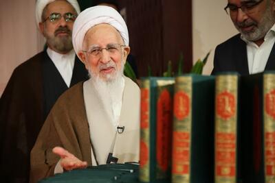 تصاویر: اهدای دوره 80 جلدی تفسیر تسنیم به آستان مقدس علوی توسط حضرت آیت الله جوادی آملی | شفقنا