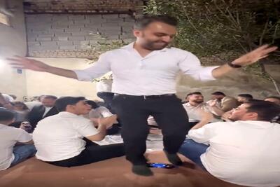 آواز شاد؛ وسط شام عروسی فیلمبردار اومد فیلم بگیره پسر پا شد رقصید بقیه راحت غذا بخورن