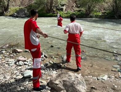 نجات دو مرد گرفتار در رودخانه کرج با عملیات فنی نجاتگران هلال‌احمر