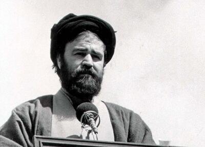 عکس/  «سید احمد خمینی» در حال انجام ورزش زورخانه‌ای؛ دهۀ ۱۳۶۰