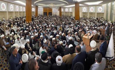 استقبال بی‌نظیر طلاب حوزه نجف از آیت‌الله جوادی آملی