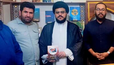 کتاب شاعر خوزستانی در دستان فرزند شهید نصرالله