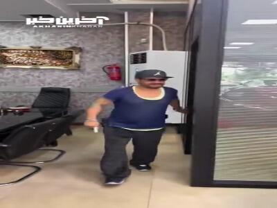 استایل غیر متعارف علی صادقی در یک نمایشگاه خودرو!